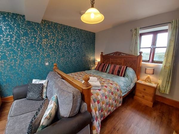 Detached Studio with King-Size Bed