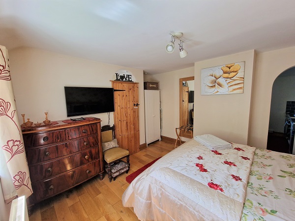 Large Suite Bedroom in Devon